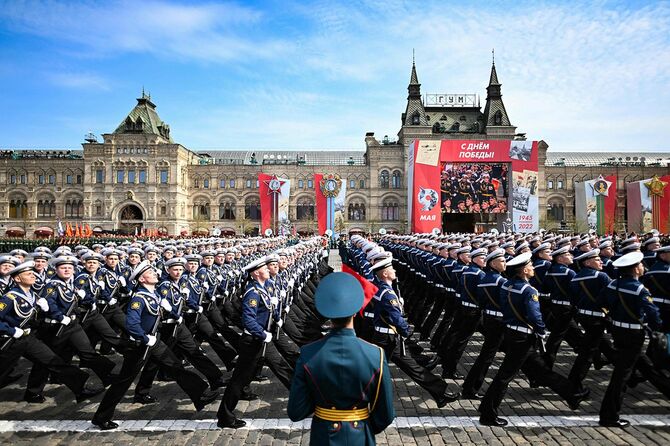 モスクワで行われた対ドイツ戦勝記念日の軍事パレードの予行演習で、「赤の広場」を行進するロシア海軍の兵士ら＝2022年5月7日、ロシア・モスクワ