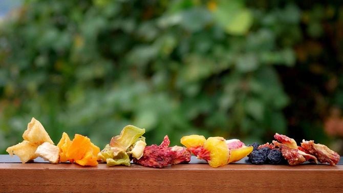 フルーツの色をあざやかなまま、固すぎず柔らかすぎず、幼児がしっかり咀嚼できる質感のドライフルーツをめざした