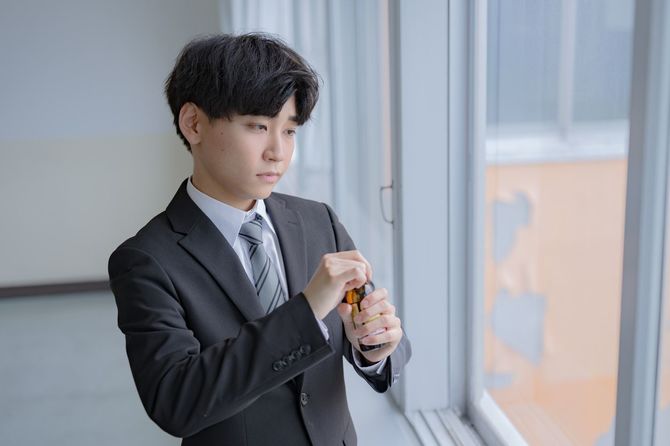 エナジードリンクと疲れたビジネスマン