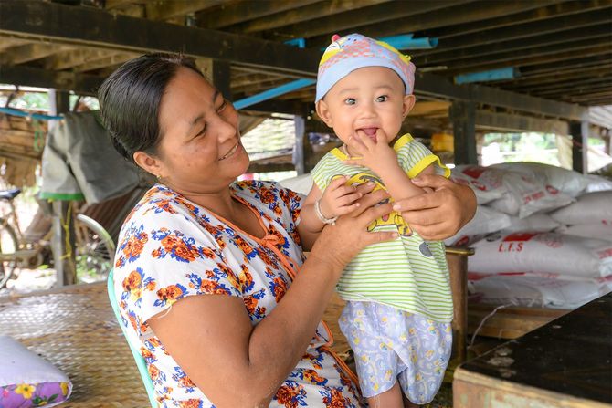 LIPが支援している、ミャンマーのMJI ENTERPRISE Co., Ltdから少額融資を受けて畜産業を始めたNyo Nyo Winさん