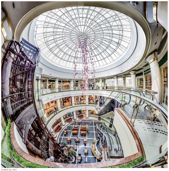 キーウ中心部にあるショッピングモールの写真。「モールの想像力」展の冒頭に配されている。