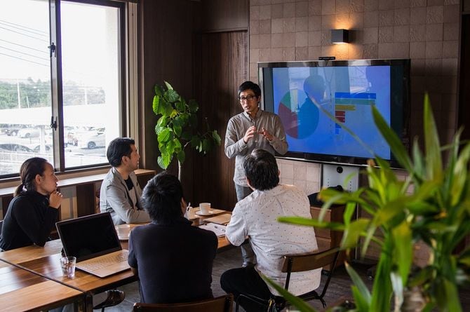 会議でプレゼンする人のイメージ