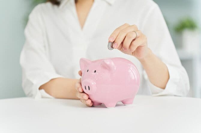 貯金箱にお金を入れる人