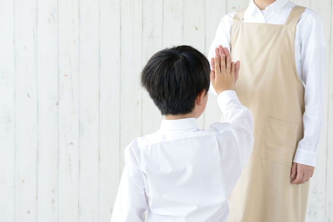 母親とハイタッチする子供