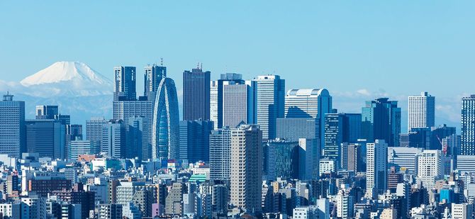 富士と新宿の街並み