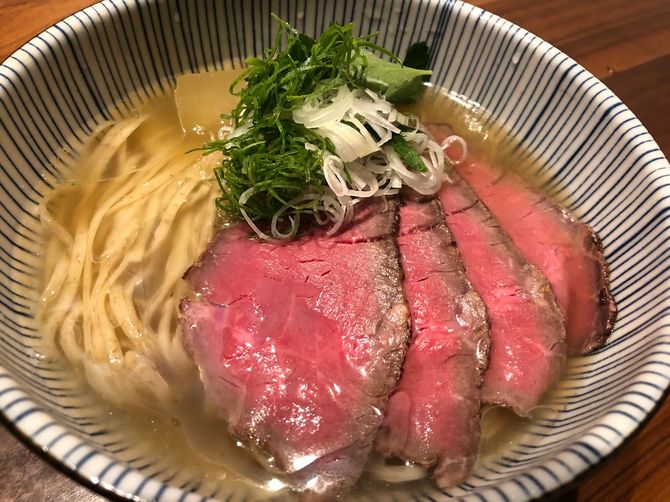 夏季限定の「冷たい煮干しぶっかけ」。通常メニューは醤油と塩だが、原材料にこだわった煮干しスープにもファンが多い