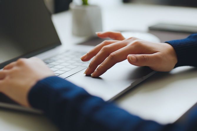 ノートパソコンを操作するビジネスパーソン