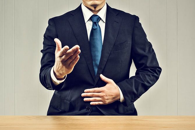 話をするビジネスマンのイメージ