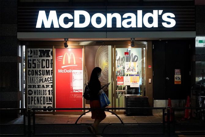 マクドナルドの店舗。新型コロナウイルス感染拡大に伴う政府の緊急事態宣言延長を受け、国内全店で実施している店内飲食の休止措置を14日まで延長すると発表した（東京都）＝2020年5月8日