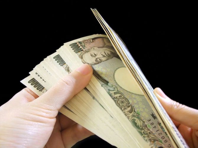 1万円札を数える手元