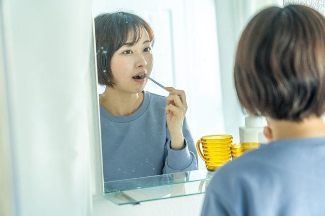 歯を磨く女性