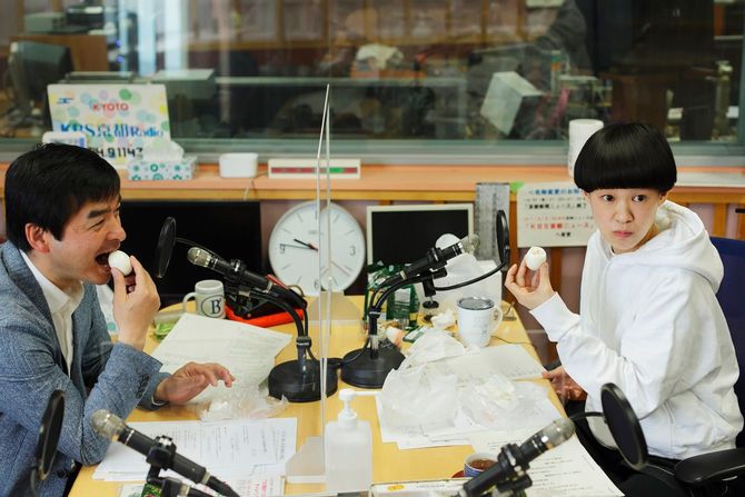 「ま～ぶる！桂二葉と梶原誠のご陽気に」（火曜午前10時～）本番前。前回の放送で話題になったゆで卵のむき方を実践。「梶原さんとは仲良しやから」、言いたいことを言い合える