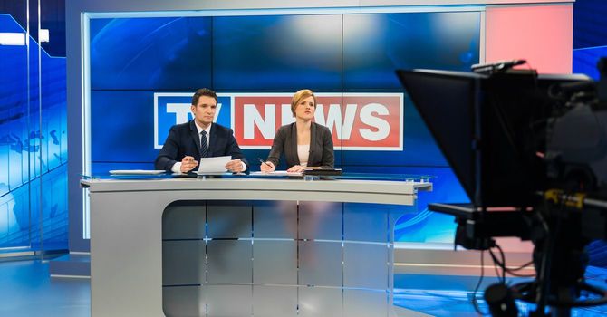 テレビスタジオのニュースキャスター