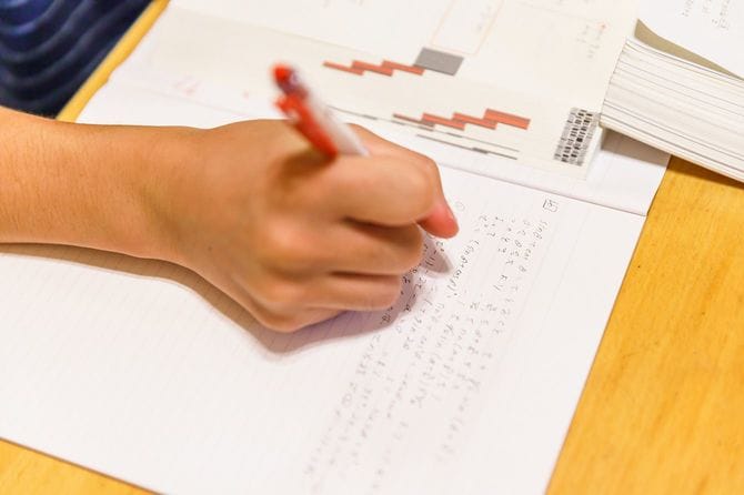 数学の勉強をする人の手元
