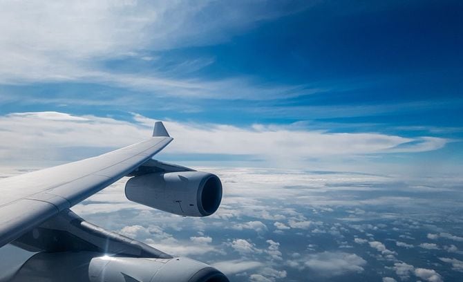 機内から見た空と飛行機の翼