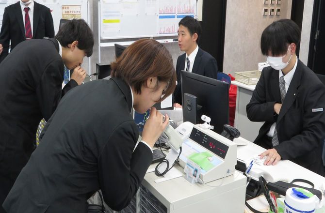 毎回の出庫前と帰庫後の2回のアルコールチェックの様子