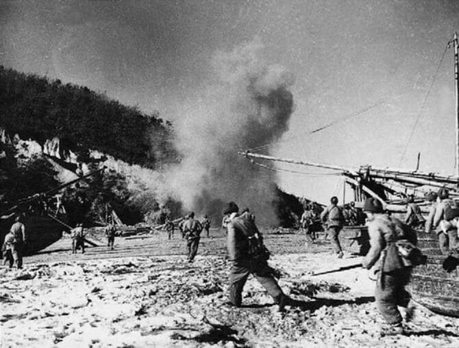 朝鮮戦争中、半島西部の島に上陸する中国人民義勇兵の部隊（1951年頃）