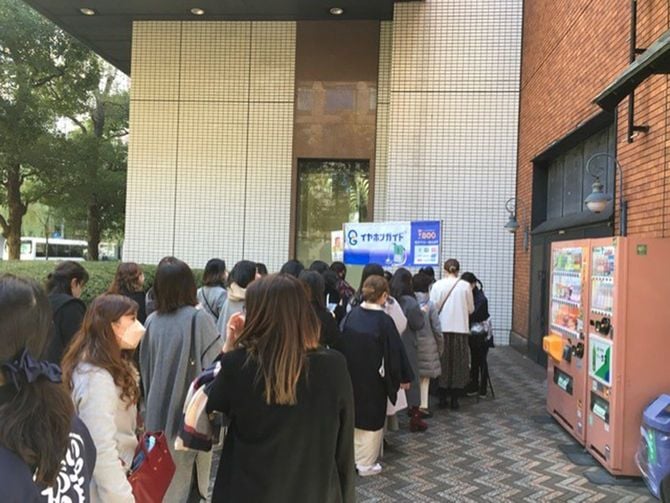 SANEMORI公演ではイヤホンガイド受付に若い女性が列を作っていた