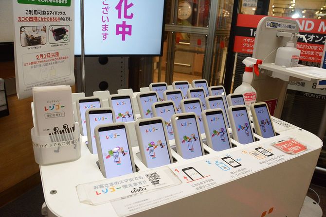 店舗入り口に設置された「レジゴー」用の貸し出し端末。顧客が自分のスマホを使うことも可能だ