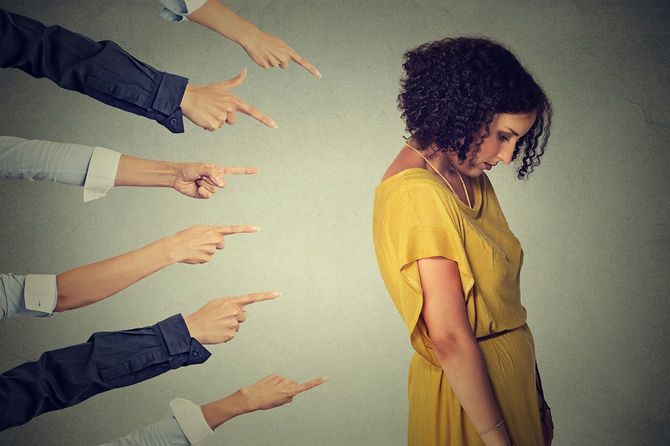 みんなに指をさされ非難されている女性