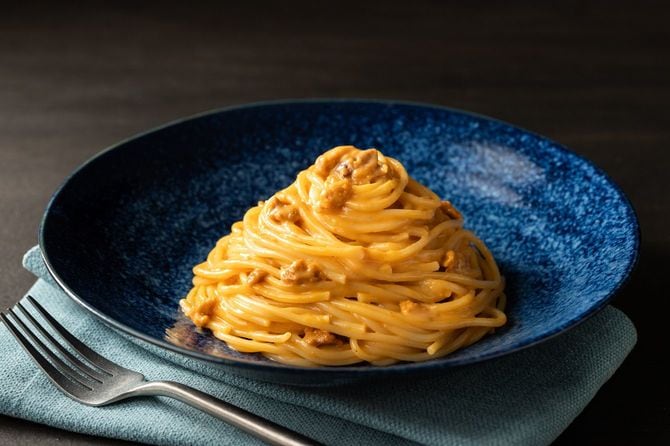 高く盛りつけてあるパスタ