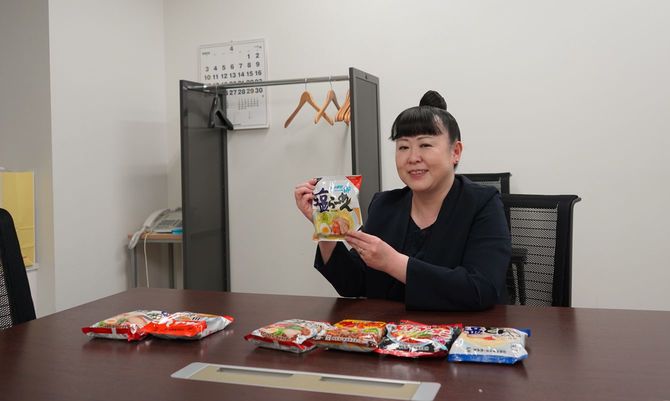 「サッポロ一番」のマーケティングを担当する川井理江さん (撮影のためマスクを外しています)