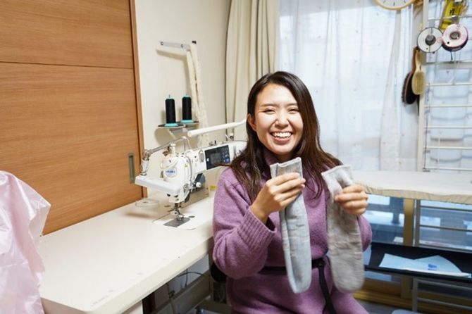「前後、左右、表裏のない靴下」を作った田村優季さん。