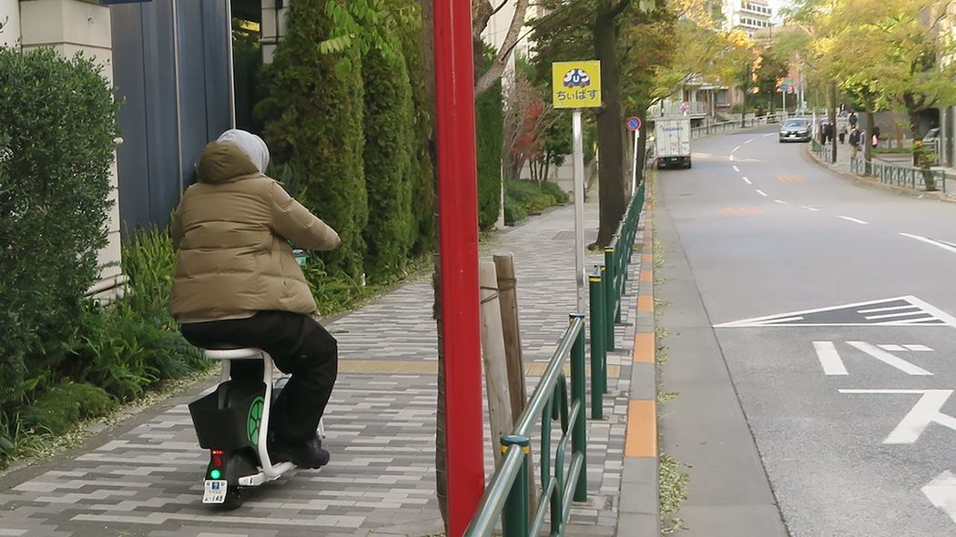 LUUP爆走よりさらにヤバい…狼藉外国人が無免許で乗り回す｢電動スクーター｣のこわすぎるリスク 原付バイクと同等なのに､なぜか歩道を走ることが許される