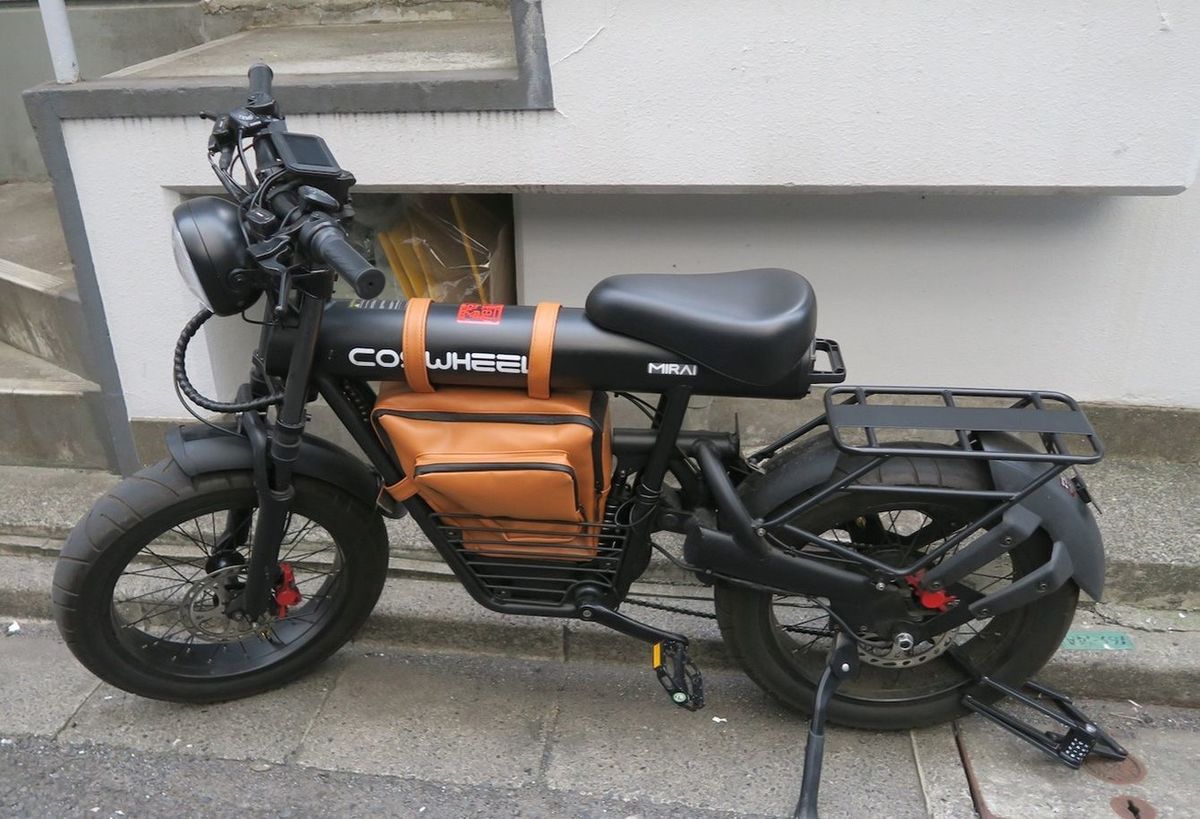 オートバイにしか見えないナンバープレート無しの違法モペッド。このブランドは「原付」として売っているのにバックミラーが付いていない