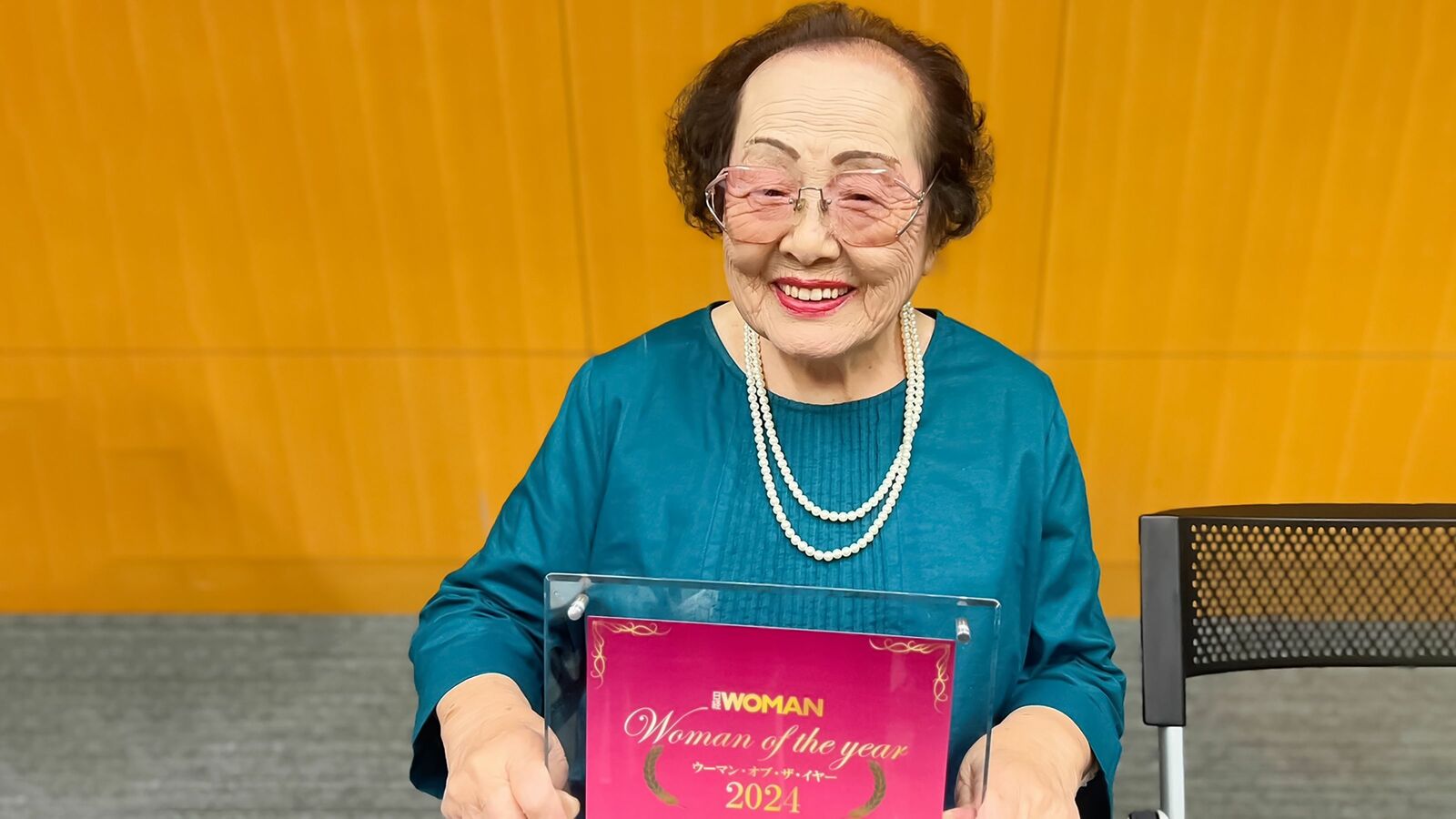 ｢夜10時までは絶対にお風呂に入らない｣100歳の現役美容部員が今も持ち続ける仕事人マインド お客さんから電話が入るかもしれないから居間で待機