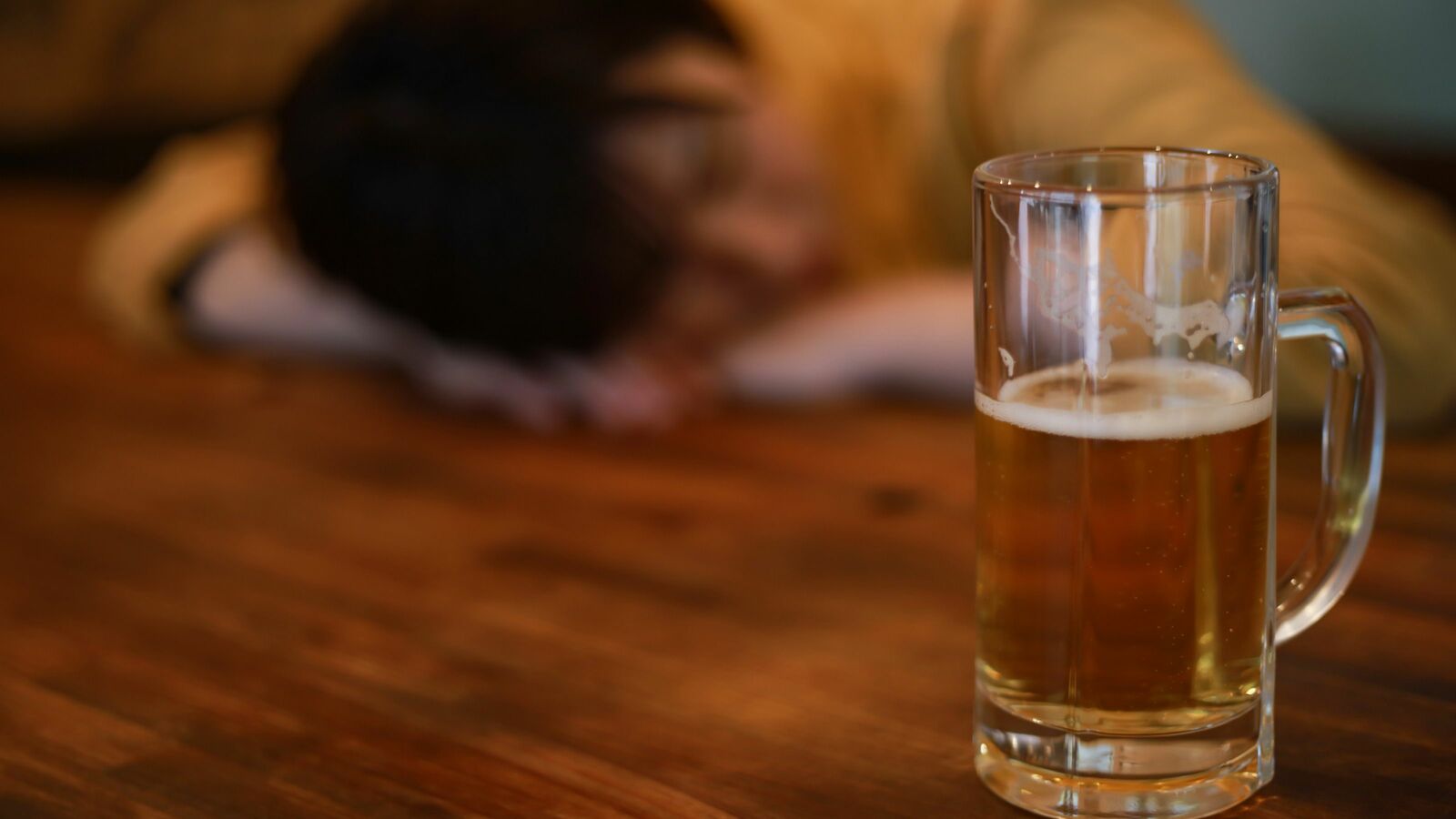 怖いのは肝臓の病気だけではない…｢飲まない人に比べて約1.7倍｣お酒をよく飲む女性に多い"がん"の名前 女性のアルコール分解能力は男性の8割程度