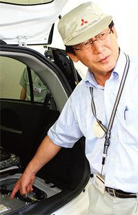 <strong>三菱自動車開発本部 EV・パワートレインシステム技術部担当部長 吉田裕明</strong>●1978年、岐阜大学大学院工学研究科を卒業後、三菱自動車入社。94年から電気自動車の開発に携わる。写真は研究の拠点となっていた愛知県の岡崎工場にて。