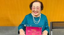 ｢夜10時までは絶対にお風呂に入らない｣100歳の現役美容部員が今も持ち続ける仕事人マインド