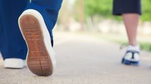 ｢寝たきり老後｣は間違った靴選びから始まる…｢かかと無しサンダル｣は絶対NG､ではもう一つの注意点は?