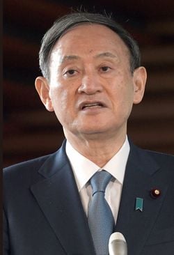 臨時国会召集を前に記者団の質問に答える菅義偉首相＝2020年10月26日、首相官邸