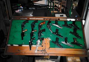 30年前に筆者が訪れた射撃場に並べられたさまざまな口径・種類の銃