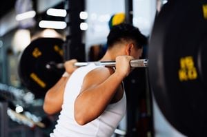 ジムで筋トレをする男性