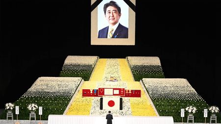 等身大の銅像を建立し､全土で半旗を掲げる…台湾の人たちが安倍元首相を