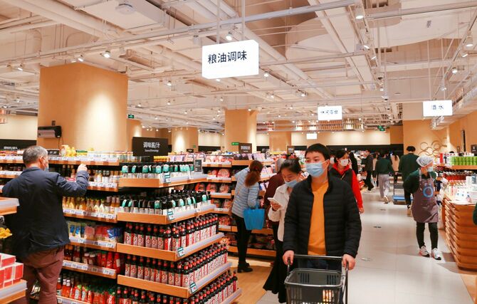 中国・上海にある無印良品と中国EC大手「京東集団（JD.com）」の合弁会社による中国初の生鮮食品店「七鮮超市（7FRESH）」で買い物する客たち（2021年11月13日）（2021年11月13日）。