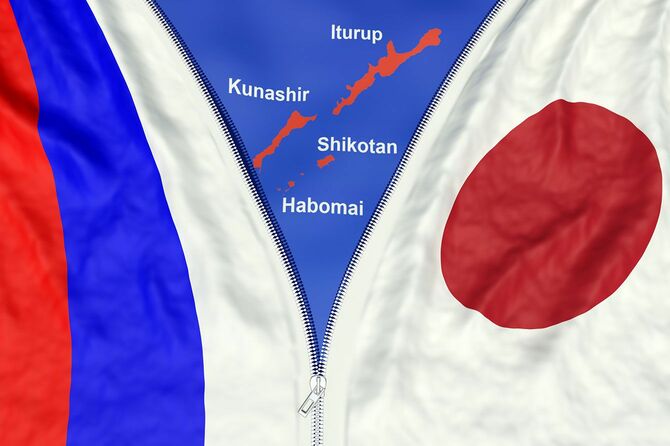 ファスナーで分けられた日本とロシアの国旗と、その中にある北方領土の地図