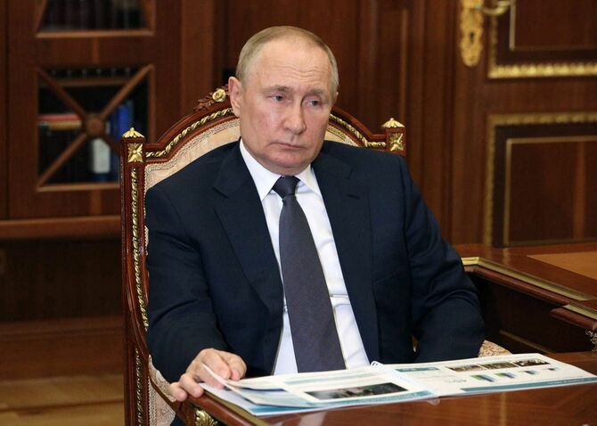 2022年7月11日、モスクワのクレムリンで、ロシアのウラジーミル・プーチン大統領が、モスクワ州のアンドレイ・ボロビョフ知事と会談