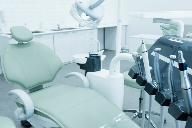 歯科用チェアーユニットと各種器具
