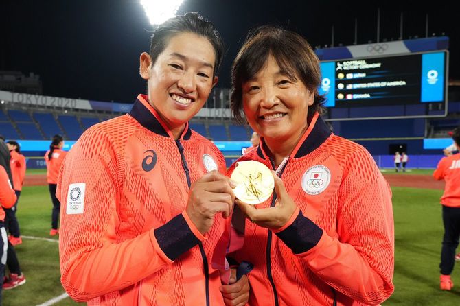 約20年にわたって師弟関係を築いた上野由岐子選手（左）と金メダルを持って笑顔で記念撮影する宇津木麗華監督（右）