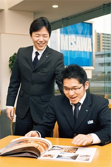 菅野敏一●ミサワホーム西関東さいたま店戸田営業所ホームエンジニア。1983年、福島県生まれ。新卒で入社し、4月から営業マン“4年生”。土日は戸田市内の展示場で来客を待つ。独身。