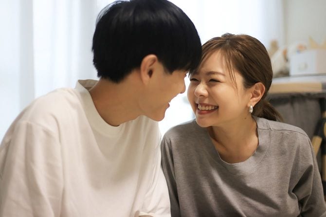 笑顔で見つめ合うカップル
