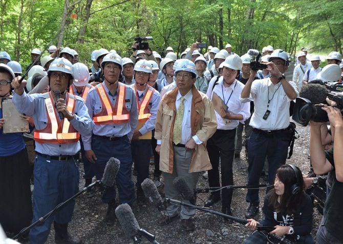 2019年、JR東海の説明を受ける川勝前知事