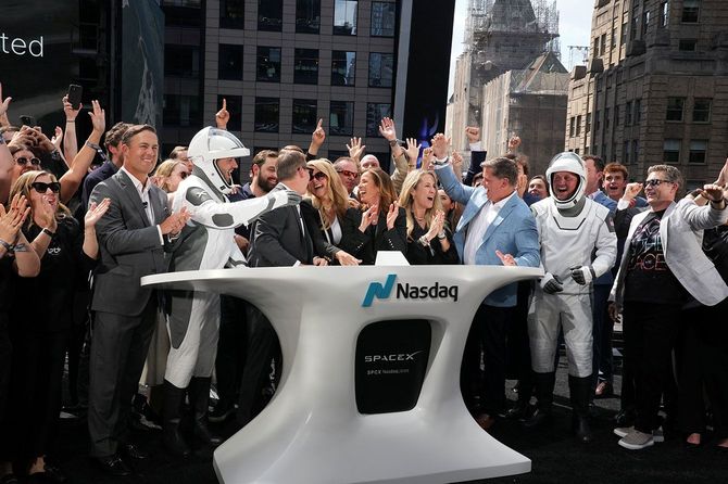SpaceXの従業員たち。ニューヨークのナスダック・マーケットサイトでSpaceXの新規株式公開(IPO)開始後、取引終了のベルが鳴った際に歓声を上げた(2026年6月12日)