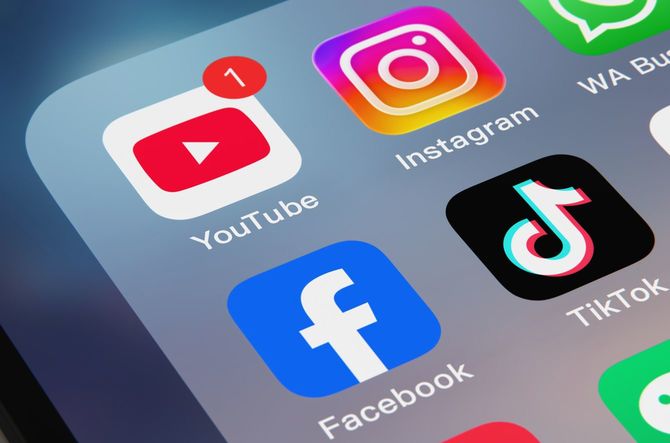 携帯電話のさまざまなソーシャルアプリ