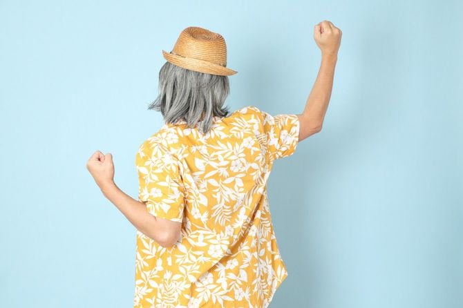 アロハシャツを着た高齢男性