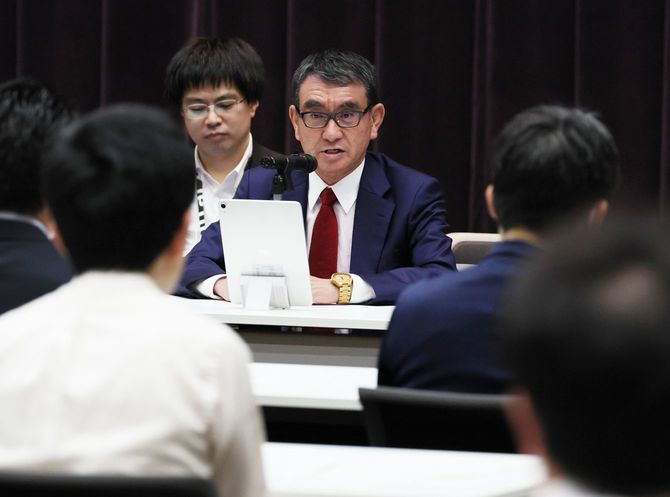 マイナンバー情報総点検に関する関係府省担当課室長説明会であいさつする河野太郎デジタル相（中央）＝2023年6月30日午後、東京都千代田区